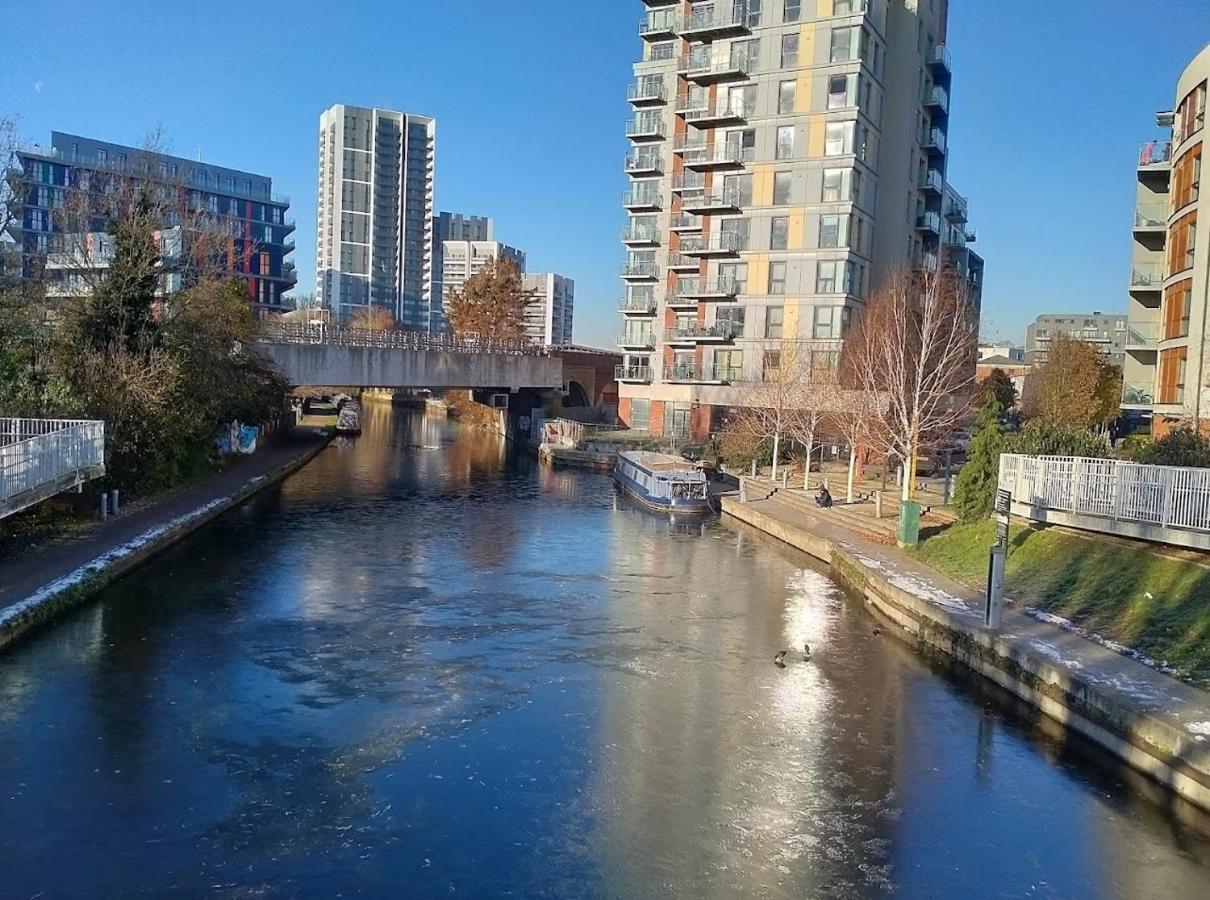 Lovely Luxury 1-Bed Apartment In Wembley Londra Exterior foto