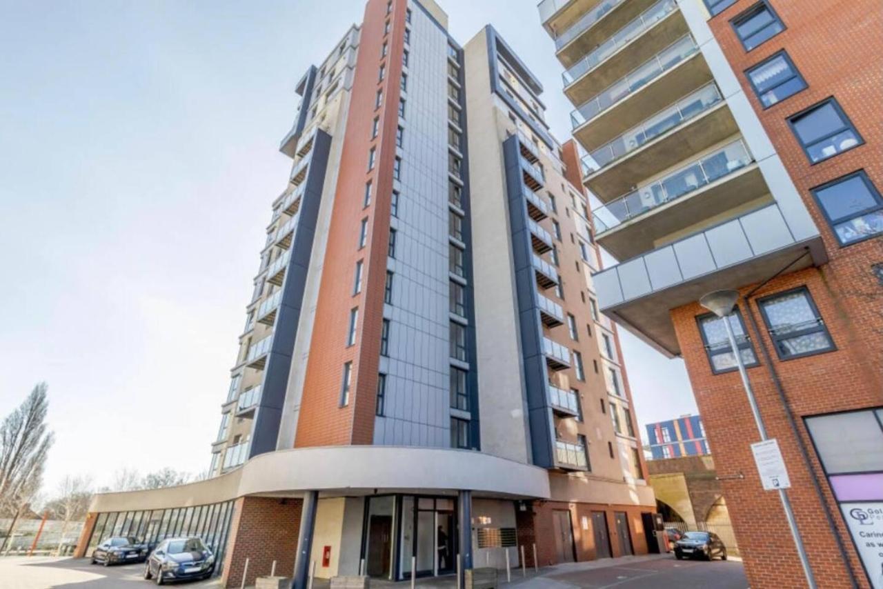 Lovely Luxury 1-Bed Apartment In Wembley Londra Exterior foto