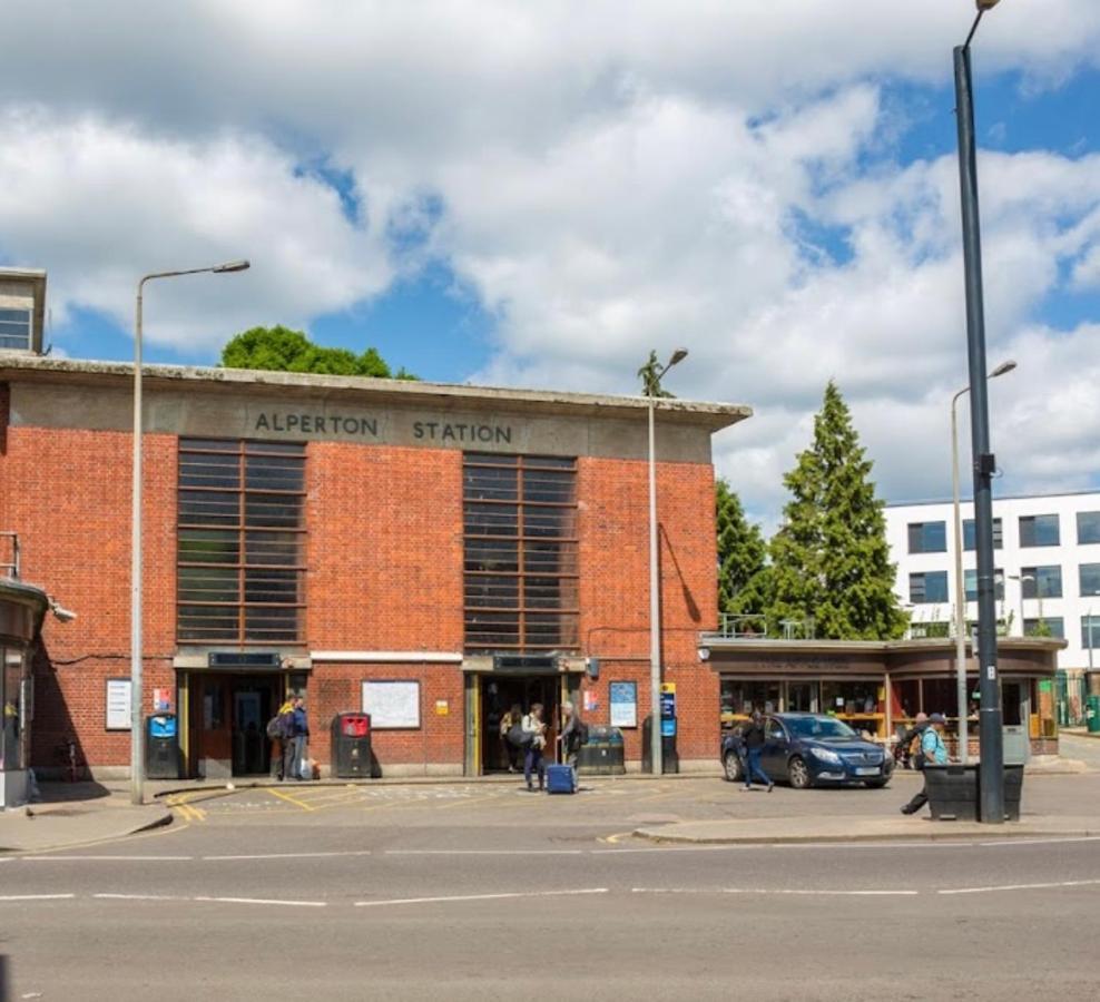 Lovely Luxury 1-Bed Apartment In Wembley Londra Exterior foto