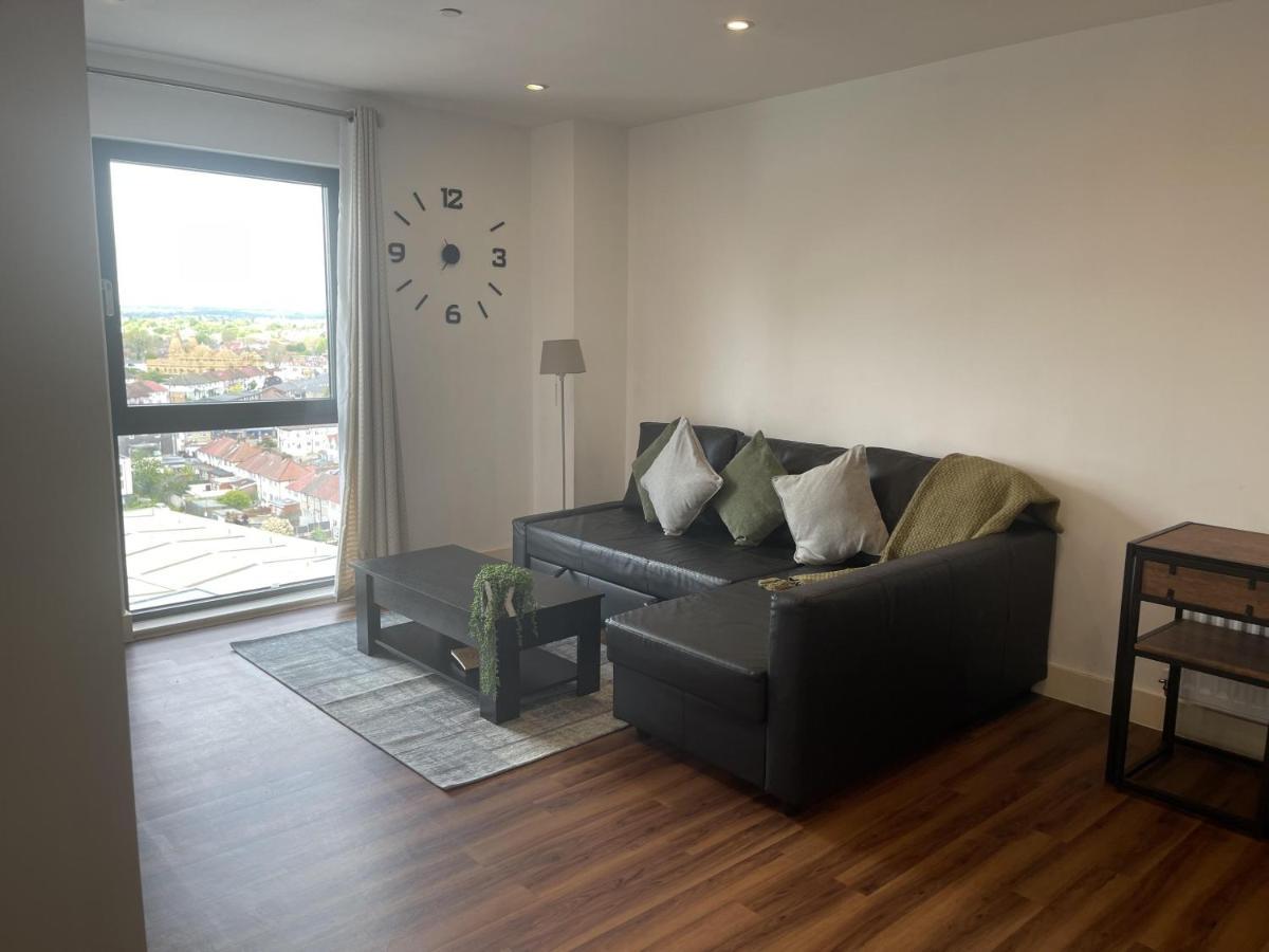 Lovely Luxury 1-Bed Apartment In Wembley Londra Exterior foto